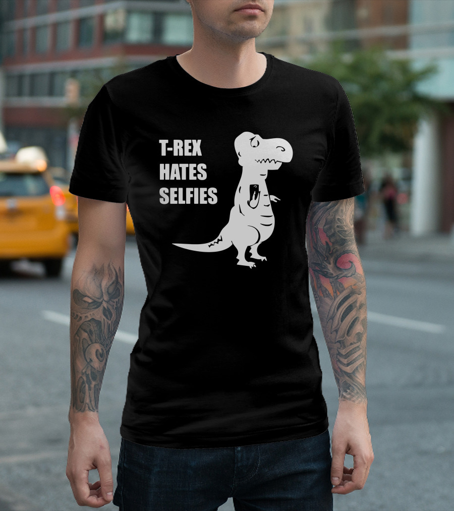 T Rex Hates Selfies Dinosaur Humor with Phone T-Shirt