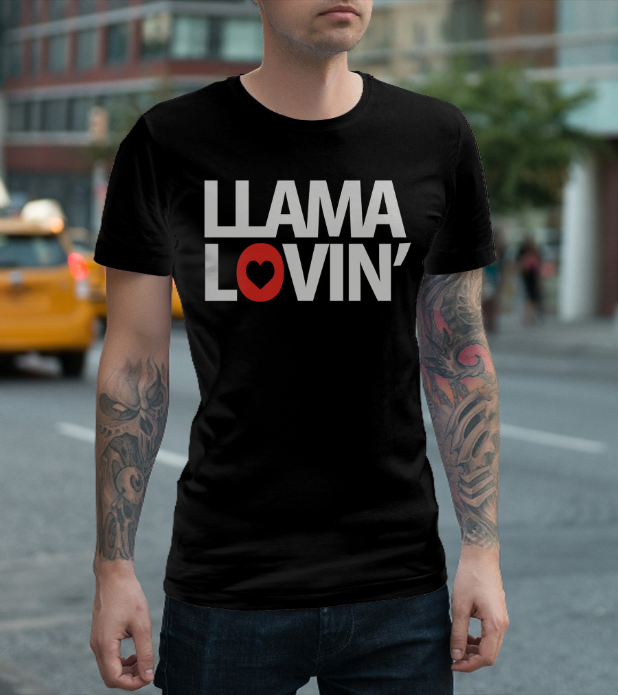 LLAMA LOVIN' Heart Symbol in T-Shirt