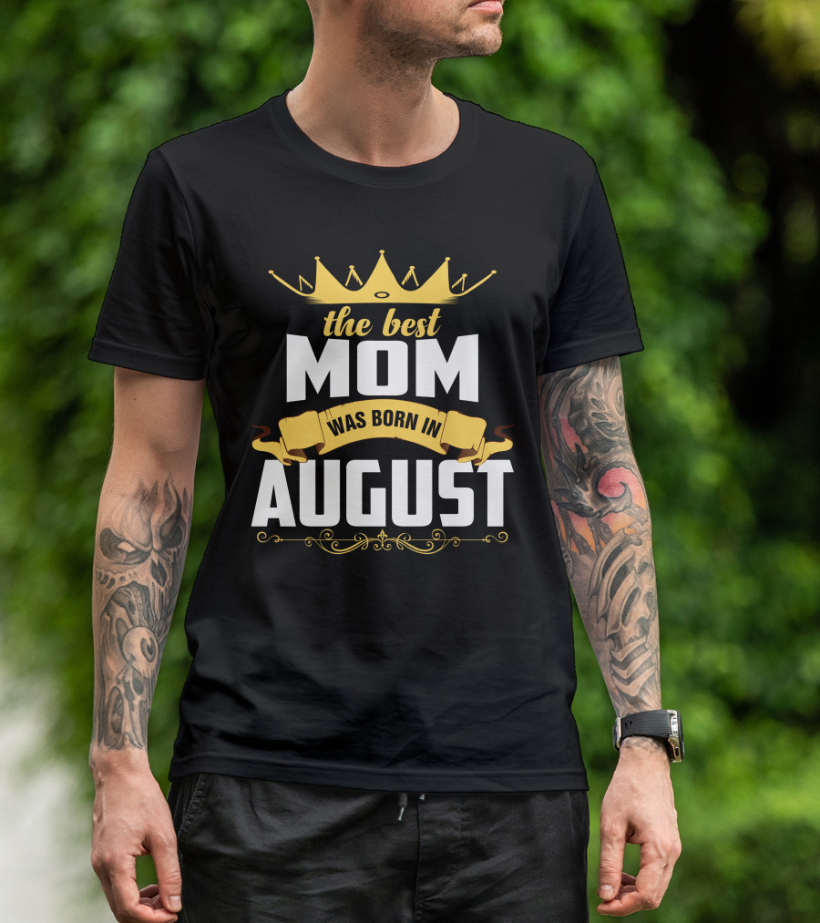 The Best Mom Was Born In August Crown T-Shirt