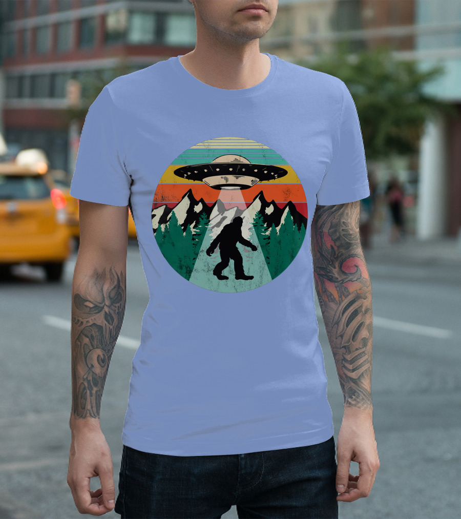 Bigfoot Funny UFO Alien Abduction Cryptozoology Sunset Retro Mountains T-Shirt