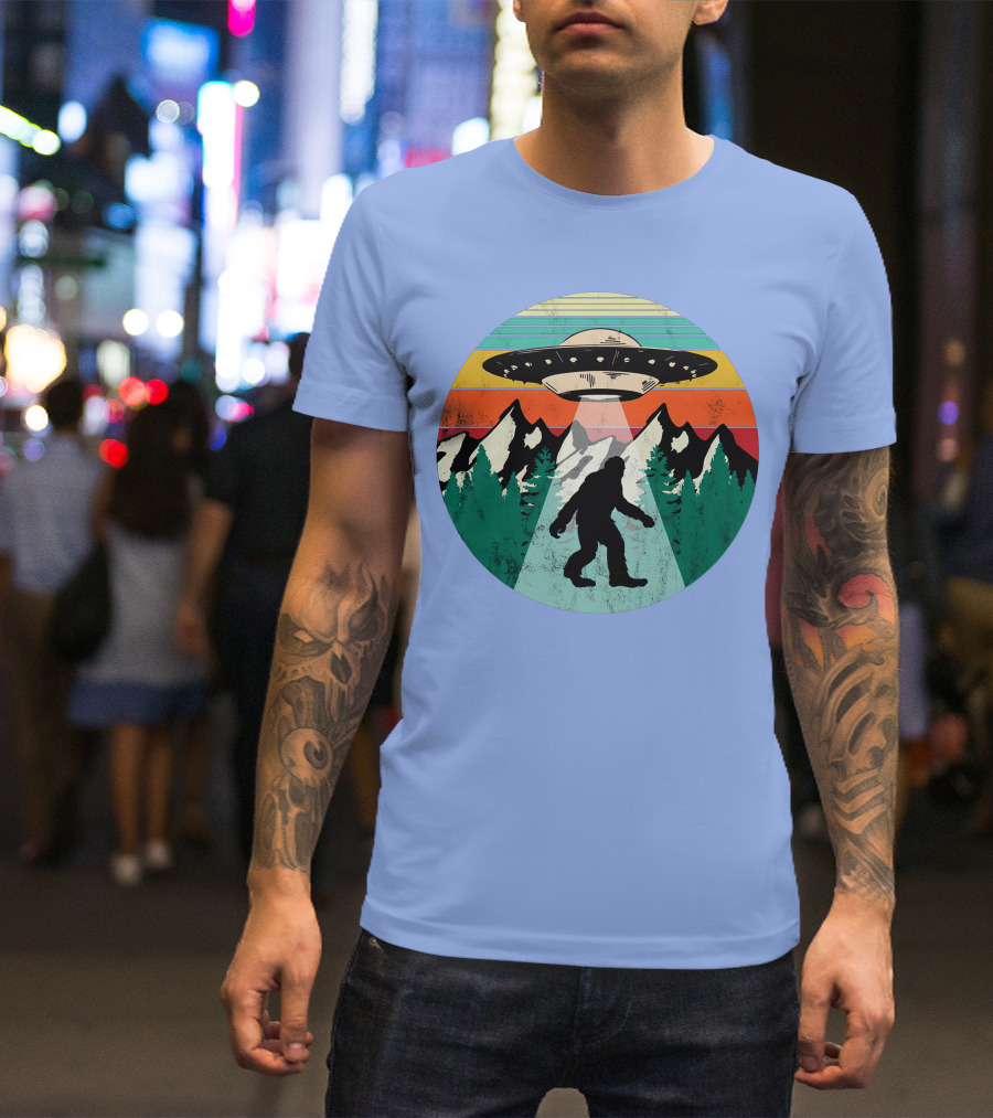 Bigfoot Funny UFO Alien Abduction Cryptozoology Sunset Retro Mountains T-Shirt