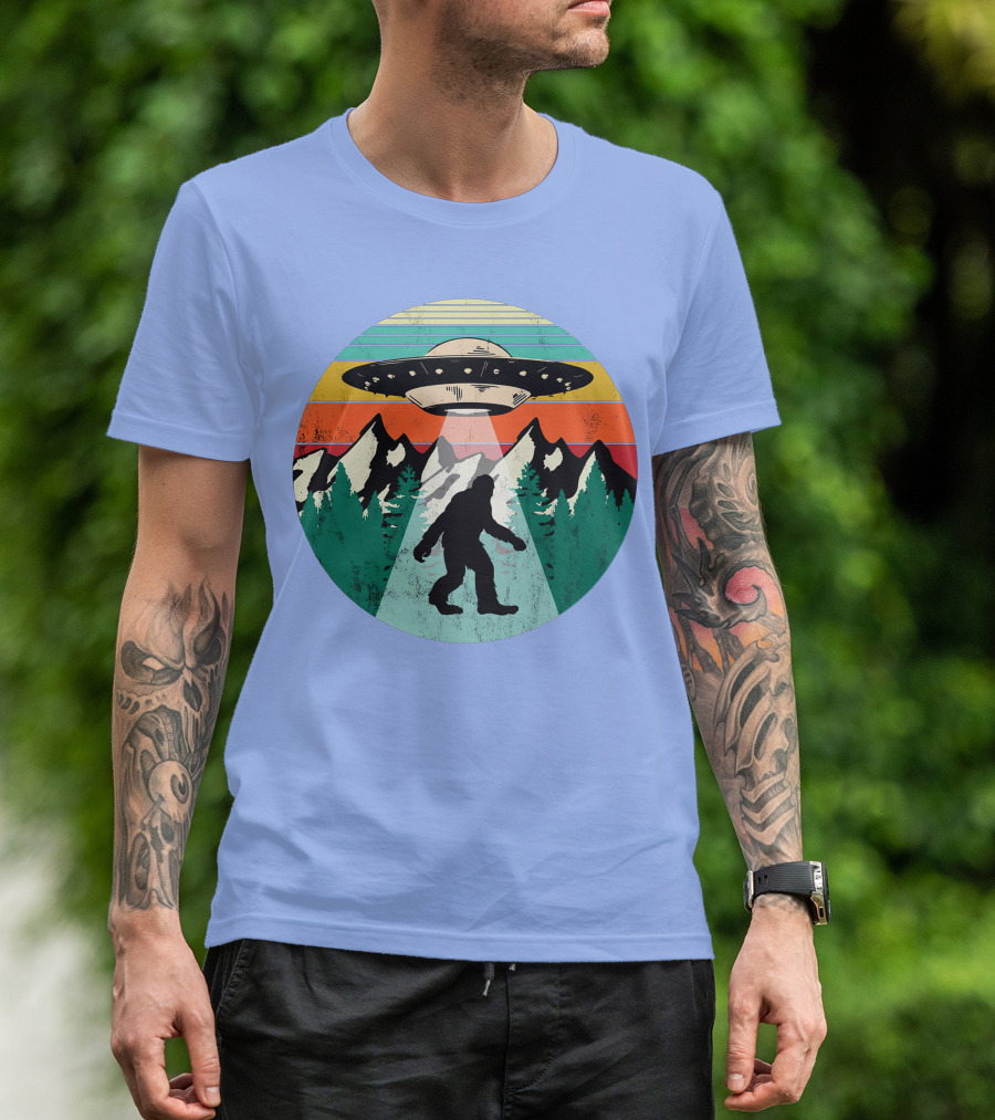 Bigfoot Funny UFO Alien Abduction Cryptozoology Sunset Retro Mountains T-Shirt