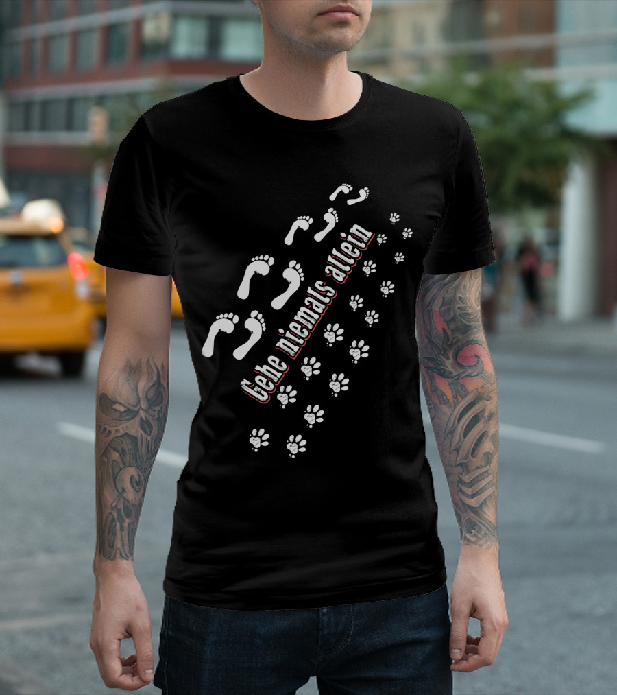 Gehe Niemals Allein Human Footprints and Paw Prints T-Shirt