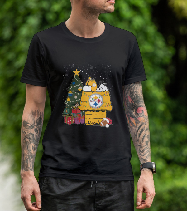 Pittsburgh Steelers Christmas Snoopy Doghouse Festive Holiday Scene T-Shirt