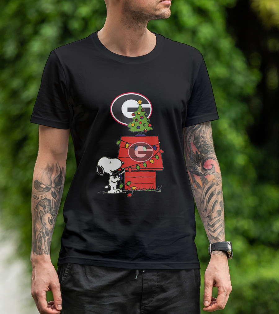 Snoopy Christmas Georgia Bulldogs Football Tree And Doghouse T-Shirt