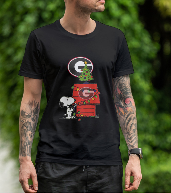Snoopy Christmas Georgia Bulldogs Football Tree And Doghouse T-Shirt
