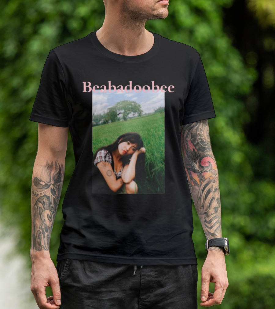Beabadoobee Outdoor Portrait In Green Field Scene T-Shirt