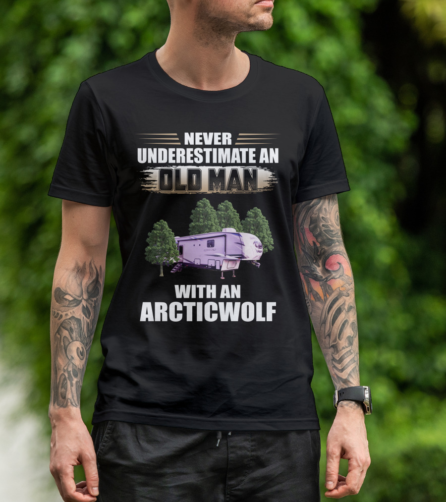 NEVER UNDERESTIMATE AN OLD MAN WITH AN ARCTIC WOLF 3660SUITE T-Shirt
