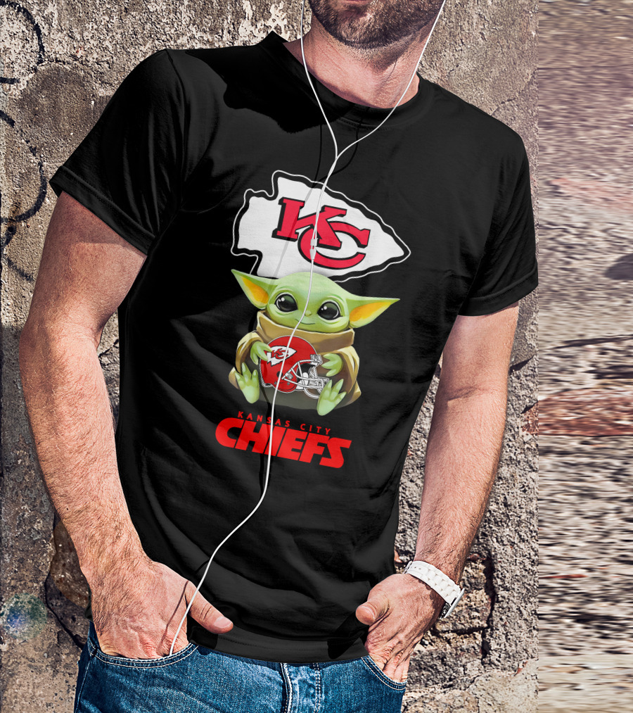 Kansas City Chiefs Baby Yoda Holding Chiefs Helmet Star Wars T-Shirt