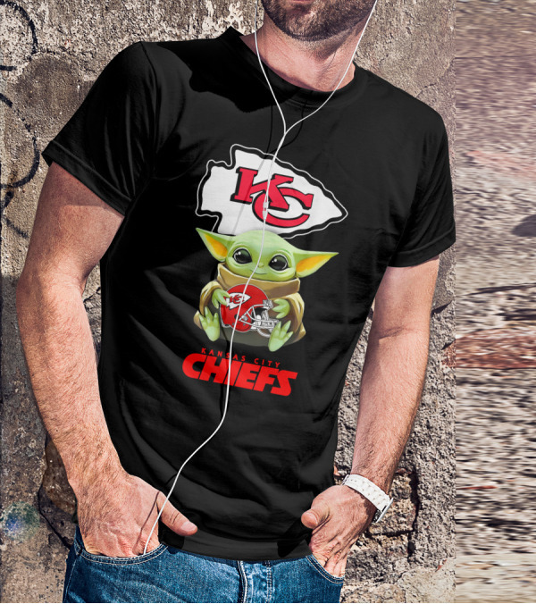 Kansas City Chiefs Baby Yoda Holding Chiefs Helmet Star Wars T-Shirt