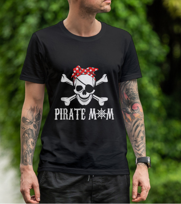 Pirate Mom Skull And Crossbones With Red Bandana And Wheel T-Shirt