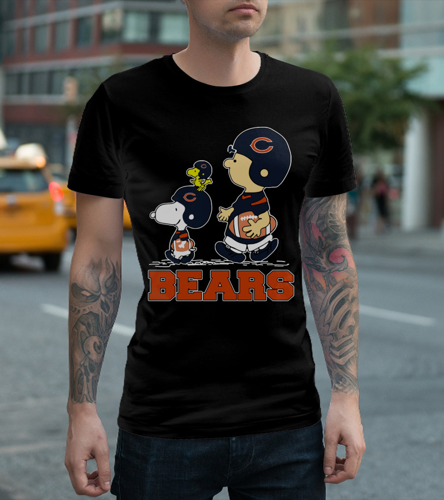 Snoopy And Woodstock With Chicago Bears Football Helmets Walking Together T-Shirt