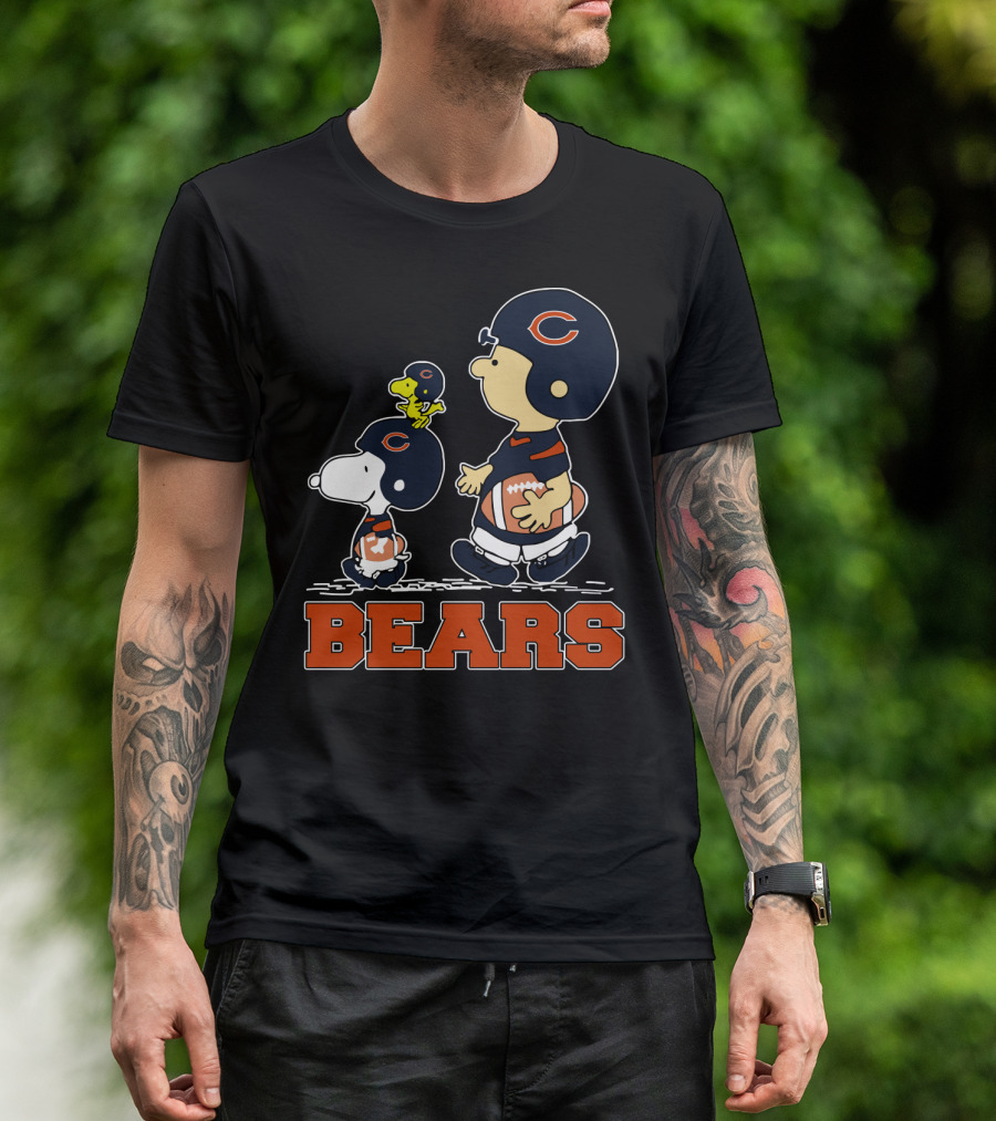 Snoopy And Woodstock With Chicago Bears Football Helmets Walking Together T-Shirt