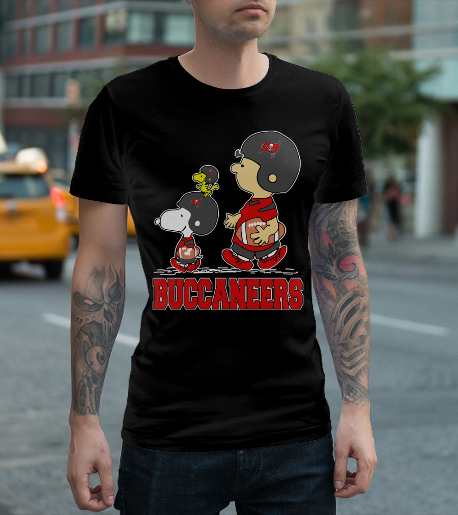 Snoopy And Woodstock With Tampa Bay Buccaneers Football Fans T-Shirt