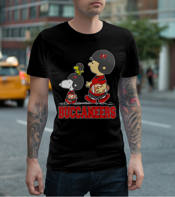 Snoopy And Woodstock With Tampa Bay Buccaneers Football Fans T-Shirt