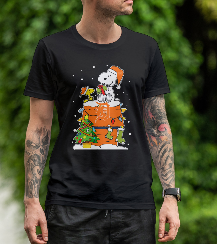 Detroit Tigers Snoopy Christmas Snow Baseball Fan Gift T-Shirt