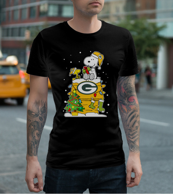 Green Bay Packers Christmas With Snoopy And Woodstock T-Shirt