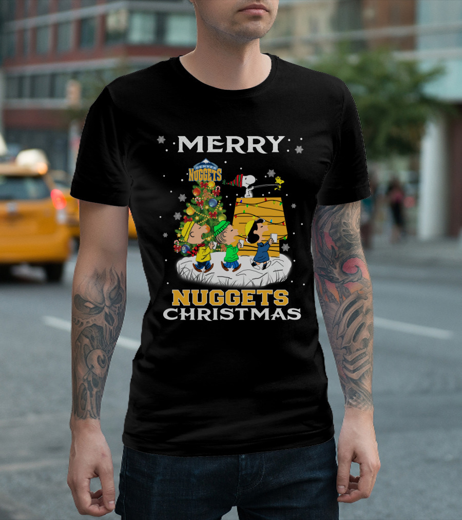 Merry Denver Nuggets Christmas Peanuts Characters And Snoopy Decorate Tree T-Shirt