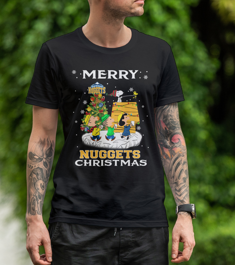 Merry Denver Nuggets Christmas Peanuts Characters And Snoopy Decorate Tree T-Shirt