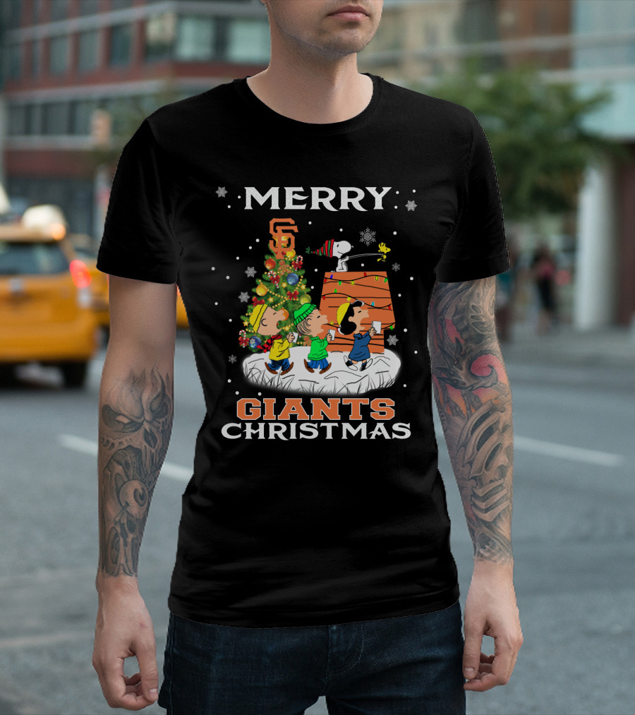 Merry San Francisco Giants Christmas Snoopy Woodstock Peanuts Tree Snowflakes T-Shirt