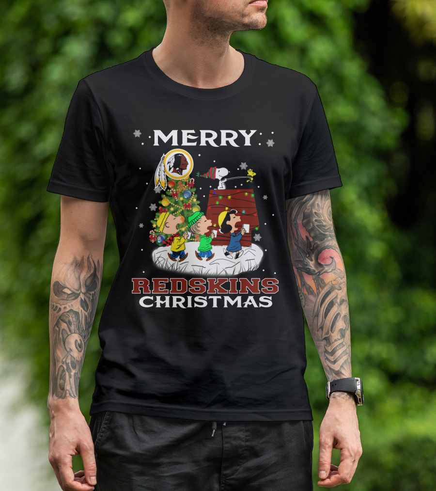 Merry Redskins Christmas Snoopy Peanuts Holiday Celebration T-Shirt