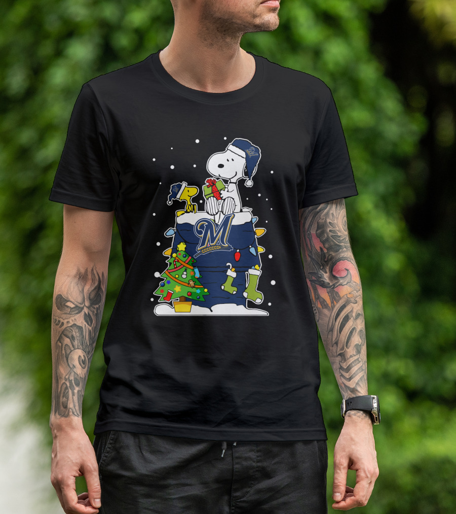 Milwaukee Brewers Snoopy Christmas Tree And Woodstock Gift Scene T-Shirt