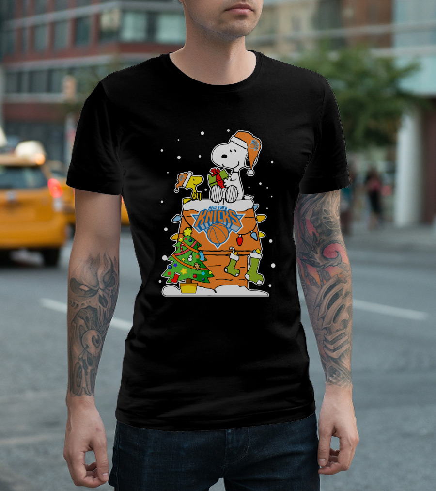 New York Knicks Christmas Snoopy And Woodstock Holiday Scene T-Shirt