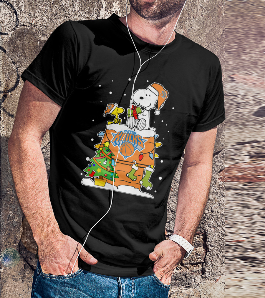 New York Knicks Christmas Snoopy And Woodstock Holiday Scene T-Shirt