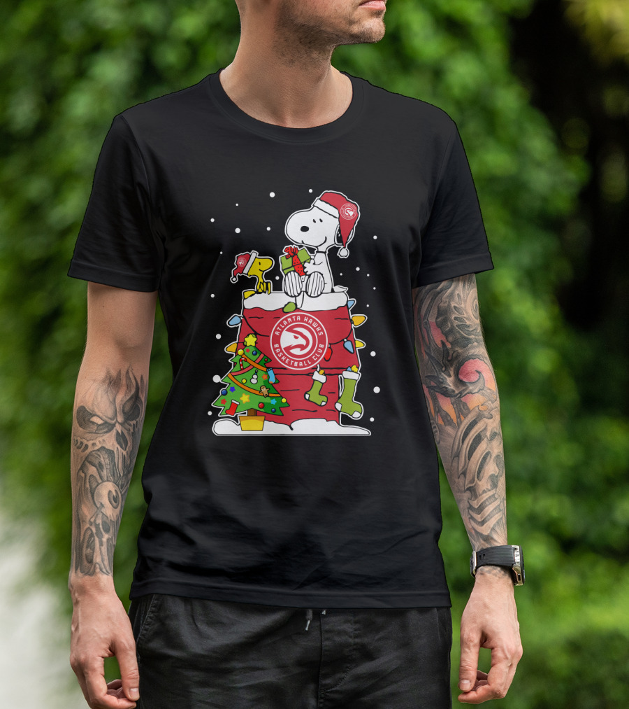 Atlanta Hawks Basketball Club Snoopy Christmas Holiday Scene T-Shirt