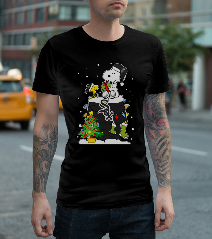 Chicago White Sox Snoopy Christmas Chimney Scene T-Shirt