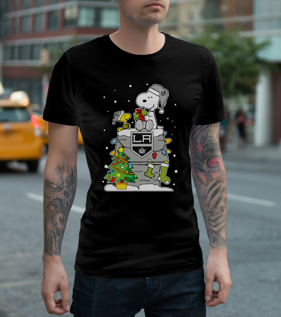 Los Angeles Kings Snoopy and Woodstock Christmas Gift Scene T-Shirt