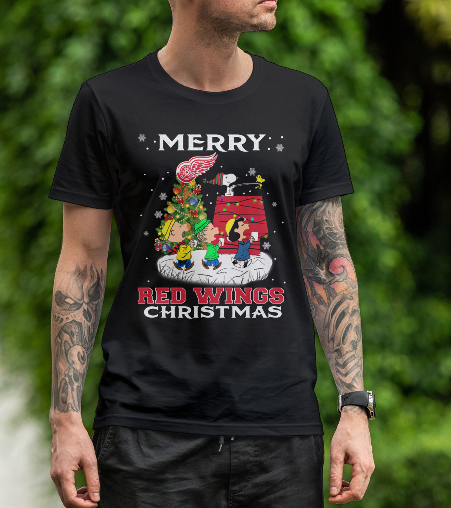Merry Detroit Red Wings Christmas Featuring Snoopy And Peanuts Characters T-Shirt