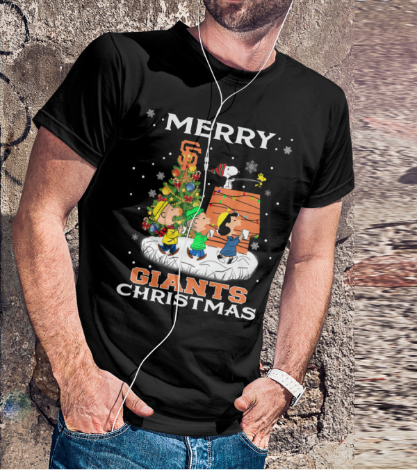 Merry San Francisco Giants Christmas Snoopy Peanuts Festive Scene T-Shirt