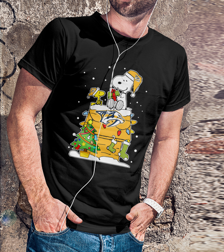 Nashville Predators Snoopy Christmas Doghouse With Woodstock And Holiday Decor T-Shirt