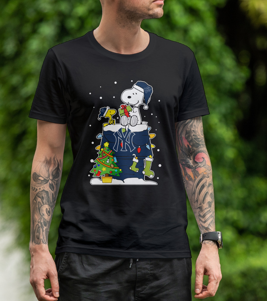 Snoopy And Woodstock Celebrate Christmas With New York Yankees T-Shirt