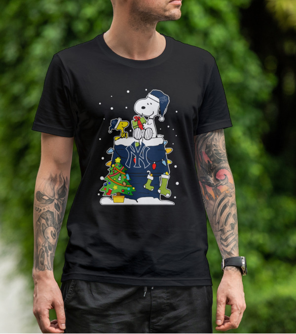 Snoopy And Woodstock Celebrate Christmas With New York Yankees T-Shirt