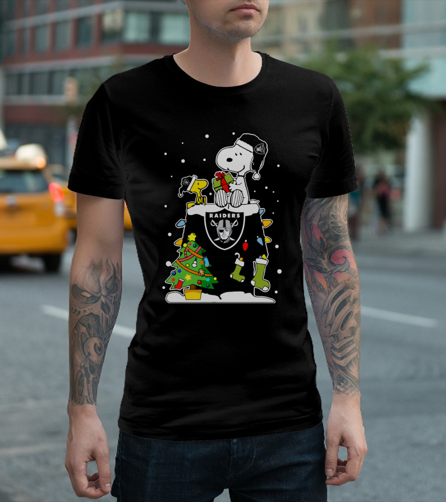 Oakland Raiders Snoopy Christmas Holiday T-Shirt