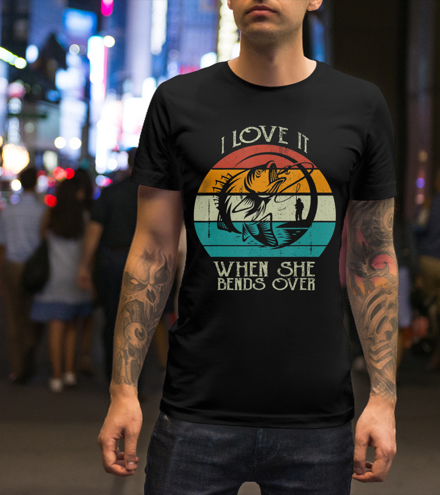 I Love It When She Bends Over Vintage Fishing Lover Retro Sunset T-Shirt