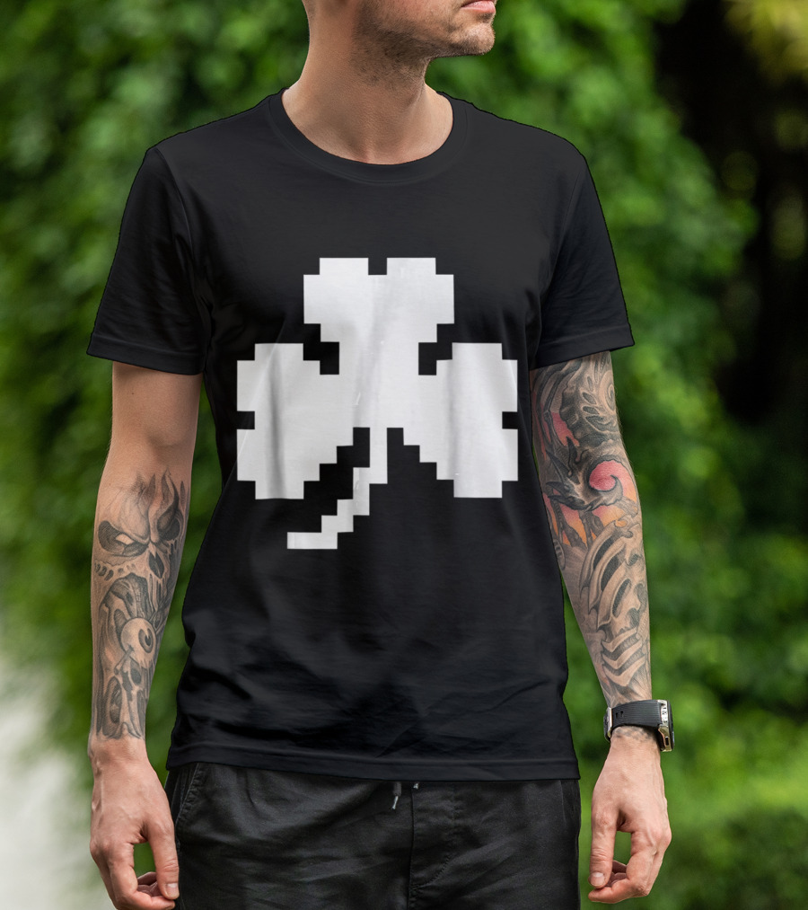 Clover Pixel Irish Shamrock Retro Gaming T-Shirt