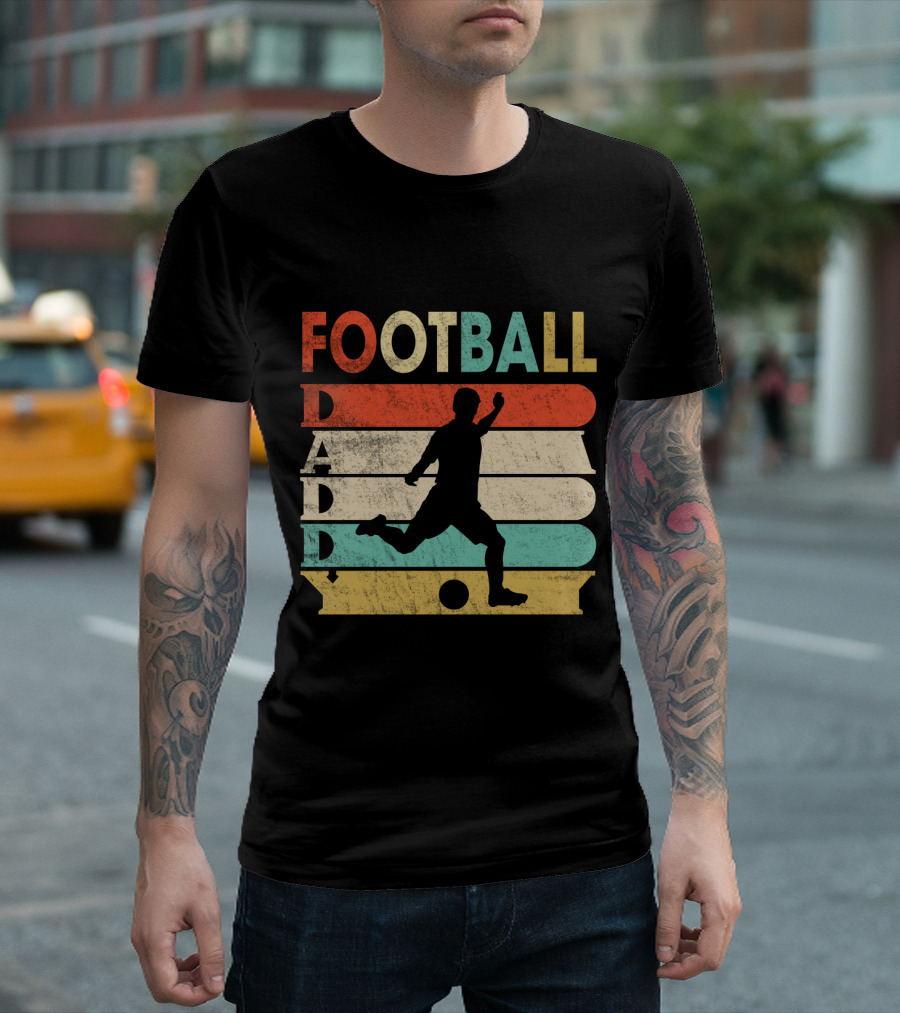 FOOTBALL DADDY Vintage Silhouette Soccer Kicking Retro Stripes T-Shirt