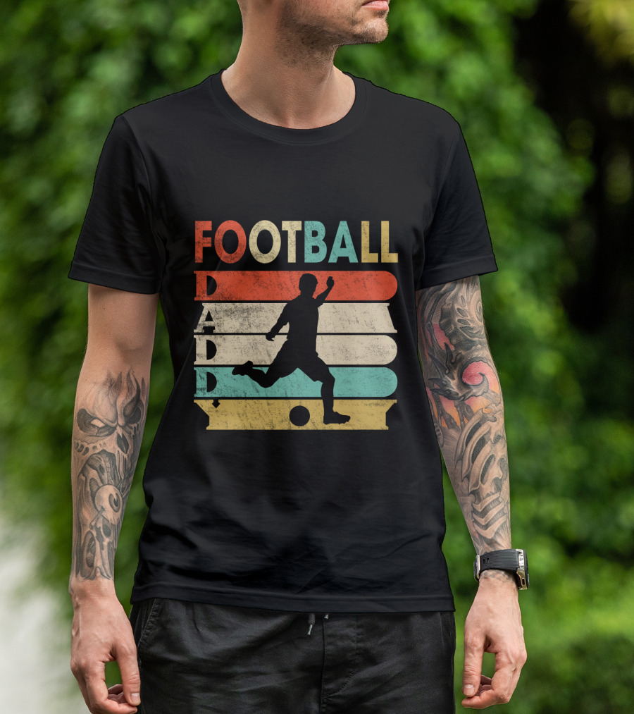 FOOTBALL DADDY Vintage Silhouette Soccer Kicking Retro Stripes T-Shirt