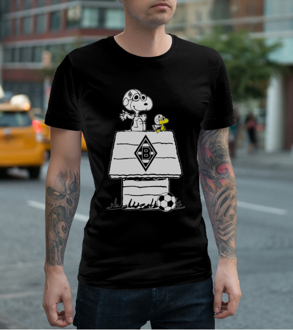 Borussia Mönchengladbach Snoopy And Woodstock Soccer Doghouse T-Shirt