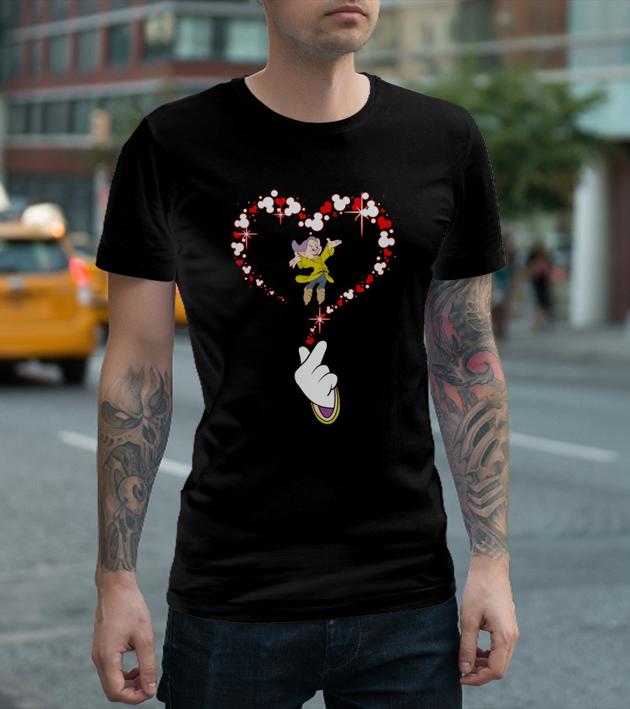 Dopey Heart Mickey Glove Magic Sparkles Circle Of Love T-Shirt