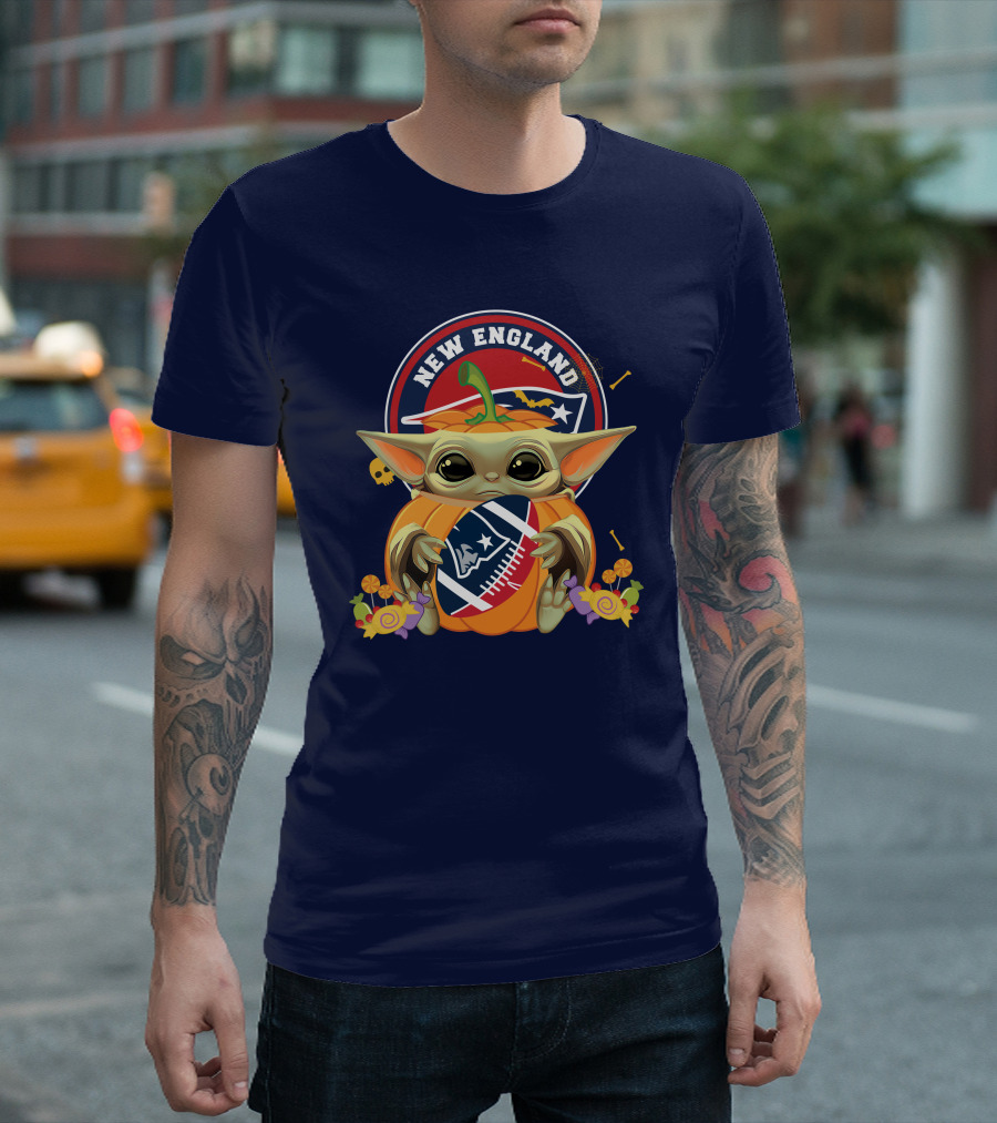 Halloween Pumpkin Baby Yoda Holding New England Patriots Football T-Shirt