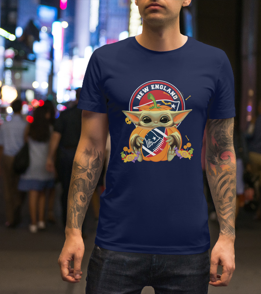 Halloween Pumpkin Baby Yoda Holding New England Patriots Football T-Shirt