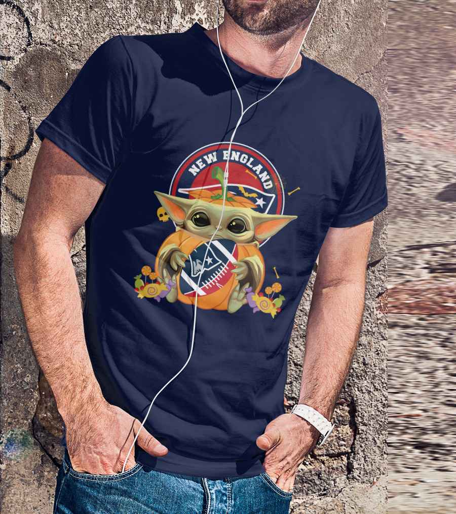 Halloween Pumpkin Baby Yoda Holding New England Patriots Football T-Shirt