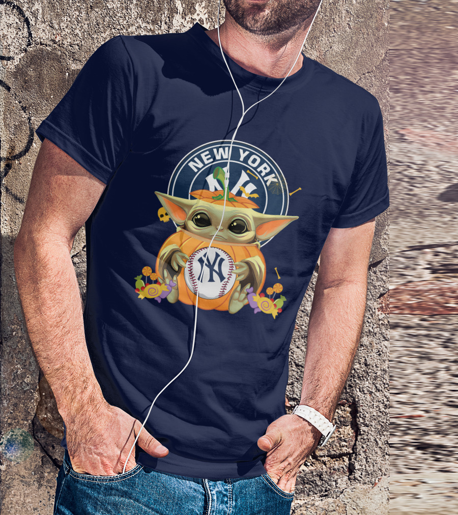 Halloween Pumpkin Baby Yoda Holding New York Yankees Baseball T-Shirt