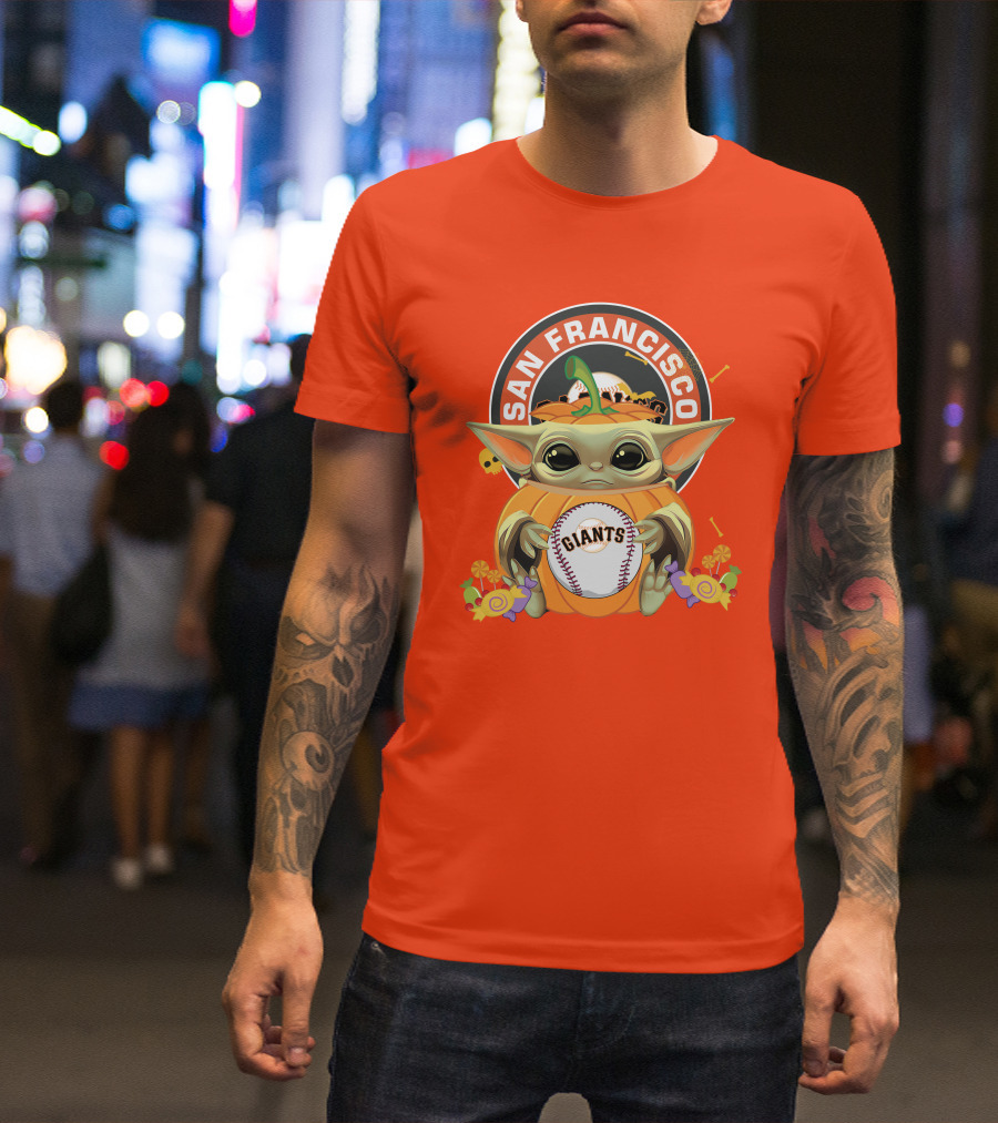 San Francisco Giants Halloween Baby Yoda Pumpkin Hug Baseball T-Shirt
