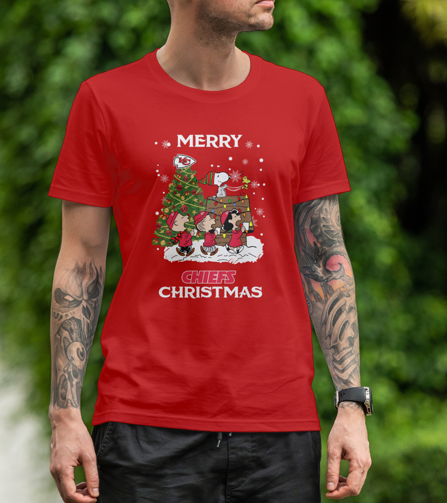 Kansas City Chiefs Merry Christmas Peanuts Tree Celebration T-Shirt