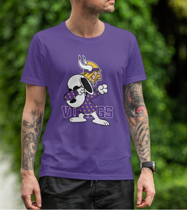 Minnesota Vikings Snoopy Dabbing Peanuts Football Fandom T-Shirt